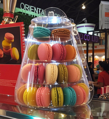 Size The packaging should fit the size of the macarons to prevent movement and damage during transportation
